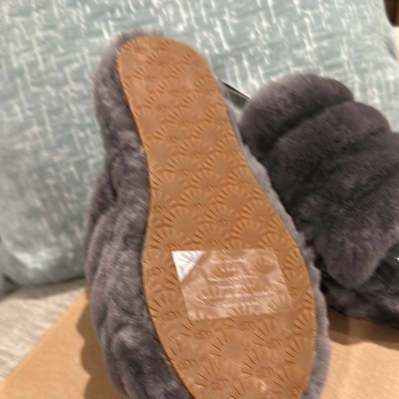 BRAND NEW! UGG Women's Fluffy Gray Slippers - Picture 4 of 7